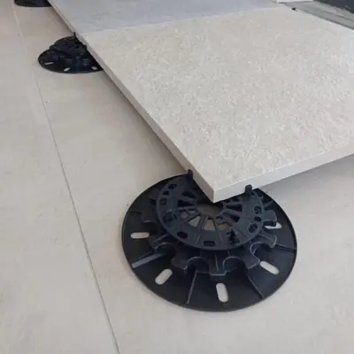 Adjustable pedestals for raised installation of 2 cm tiles